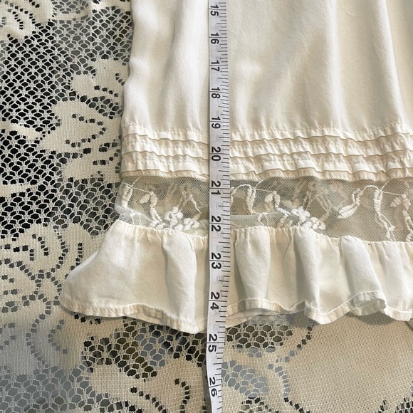 ๐ Elegant White Blouse with Lace Details ๐ - Picture 3 of 11